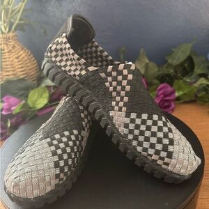 New in Dust Bag Bernie Mev Tread Candy Black & Pewter Flats Size 39 (8-8.5 US)